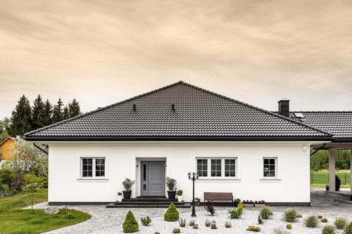 Wybór i zakup dachówki ceramicznej - jakie czynniki decydują o jakości produktu?